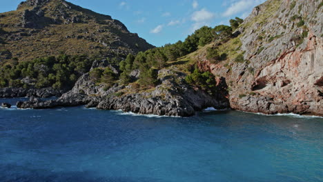 Meereswellen-Krachen-Auf-Der-Felsigen-Klippe-Und-Den-Felsen-Auf-Mallorca,-Spanien