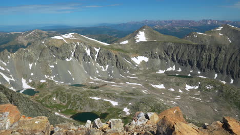 Filmische-Luftaufnahme-Rocky-Mountain-Denver-Colorado-Copper-Vail-Alpenseen-Gipfel-Der-Welt-Aussicht-Mount-Dilemma-Schnee-14er-Sommermorgen-Breckenridge-Colligate-Peaks-Atemberaubende-Friedliche-Rockies-Rutsche