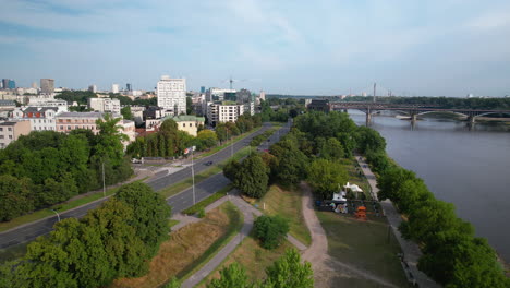 Varsovia,-Polonia,-Estableciendo-Vistas-A-Lo-Largo-De-La-Carretera-Con-Vistas-A-Las-Afueras-De-La-Ciudad-Por-Un-Puente-Colgante