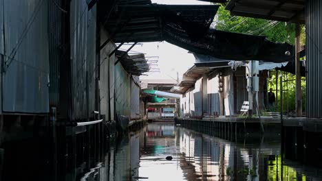 Pasando-Por-Las-Tiendas-De-Souvenirs-Cerradas-En-Los-Canales-Del-Mercado-Flotante-Damnoen-Saduak-En-Tailandia,-Durante-Un-Paseo-En-Barco.