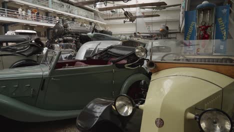 Eine-Ausstellung-Von-Oldtimern,-Die-Eine-Faszinierende-Ausstellung-Klassischer-Autos-Aus-Verschiedenen-Epochen-Im-Nationalen-Technischen-Museum-In-Prag,-Tschechische-Republik,-Bietet