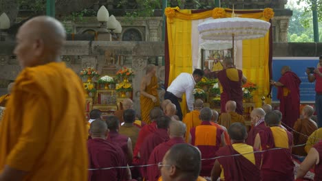 Mönche-Versammelten-Sich,-Um-Den-88.-Geburtstag-Des-Heiligen-Dalai-Lama-Im-Heiligen-Mahabodhi-Tempelkomplex-Unter-Dem-Banyanbaum-Zu-Feiern