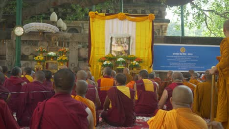 Asamblea-De-Monjes-Budistas-Con-Motivo-De-La-Celebración-Del-88º-Cumpleaños-Del-Santo-Dalai-En-El-Templo-Sagrado-De-Mahabodhi,-Sitio-Del-Patrimonio-Mundial