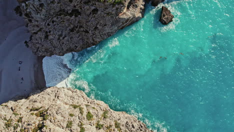 Meereswellen-Krachen-An-Der-Küste-Des-Strandes-Sa-Calobra-Auf-Mallorca,-Spanien