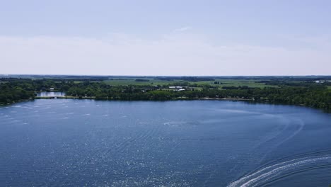 Eine-Einspielung-Einer-Drohne,-Die-Im-Sommer-Im-Südwesten-Von-Manitoba,-Kanada,-über-Ein-Schnellboot-Fliegt,-Das-über-Den-Killarney-Turtle-Mountain-Lake-Fährt