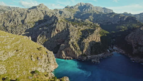 Vista-Aérea-De-La-Cordillera-Rocosa-Con-Torrente-De-Pareis-Y-La-Playa-De-Sa-Calobra-En-Mallorca,-España