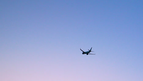 Start-Am-Warschauer-Chopin-Flughafen:-Flugzeug-Steigt-In-Den-Himmel