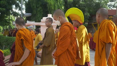 Buddhistische-Mönche-Gehen-Mit-Dem-Foto-Des-Heiligen-Dalai-Lama-Den-Tempel-Entlang,-Um-Seinen-88.-Geburtstag-An-Der-Heiligen-Weltkulturerbestätte-Mahabodhi-Mahavihara-Zu-Feiern