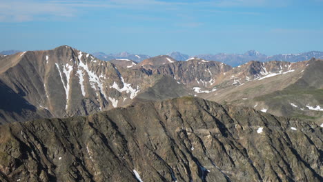 Filmische-Luftaufnahme-Rocky-Mountain-Denver-Colorado-Spitze-Der-Welt-Malerische-Aussicht-Mount-Dilemma-Schnee-14er-Hochsommer-Am-Frühen-Morgen-Breckenridge-Colligate-Peaks-Atemberaubende-Friedliche-Rocky-Mountains-Schwenken-Langsam-Nach-Links