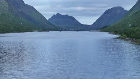 Un-Coche-Aparcado-A-Orillas-Del-Lago-Cerca-Del-Pueblo-Pesquero-De-Gryllefjord-En-Senja,-Noruega