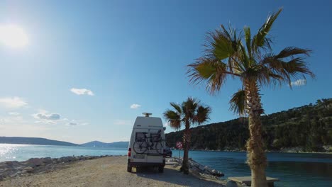 Erleben-Sie-Einen-Unglaublichen-Touristenort-Mit-Malerischen-Klippen-Am-Meer