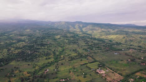 Paisaje-De-Las-Granjas-Y-La-Carretera-En-La-Ciudad-De-Moshi-En-Tanzania