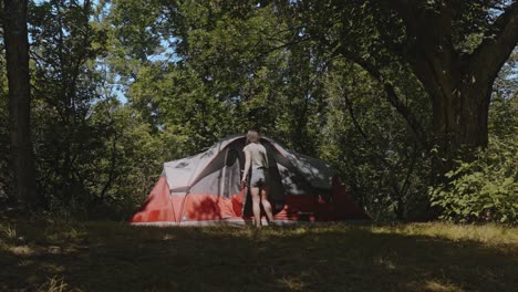 Toma-En-Cámara-Lenta-De-Una-Niña-Acampando-En-El-Bosque-Abriendo-La-Puerta-De-Su-Tienda,-Dunnet,-Escocia