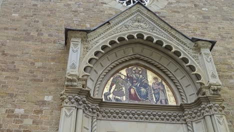 Die-Kirche-Der-Heiligen-Michele-Und-Adriano-Auf-Der-Piazza-San-Michele-In-Arezzo,-Italien