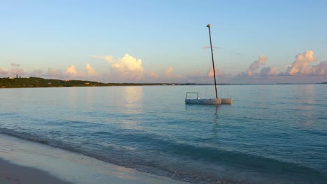 Statische-Aufnahmen-Eines-Segelboots-In-Der-Hoopers-Bay-In-Exuma-Auf-Den-Bahamas
