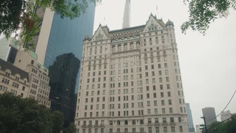 Panorámica-Sobre-Las-Concurridas-Calles-Del-Centro-De-La-Ciudad-Hasta-El-Hotel-Plaza-De-La-Ciudad-De-Nueva-York