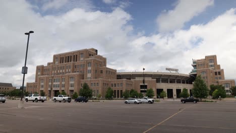 Estadio-De-Notre-Dame-En-South-Bend,-Indiana,-Con-Vídeo-Timelapse-De-Toma-Amplia