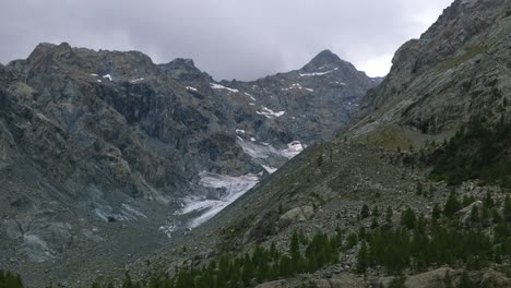 Vista-Panorámica-De-Las-Caminatas-Por-La-Montaña-Alpe-Ventina-En-Valmalenco,-Provincia-De-Sondrio-En-Italia