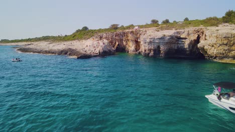 En-Este-Increíble-Lugar-De-Playa,-A-Los-Turistas-Les-Encanta-Participar-En-Actividades-Como-Pasear-En-Bote-Y-Bucear-En-El-Pacífico-Océano-Azul.