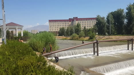 Niños-Divirtiéndose-En-El-Río-En-Un-Caluroso-Día-De-Verano,-Dushanbe,-Tayikistán