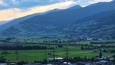 Hyperlapse-Aufnahmen-Von-Gebäuden-Und-Der-Atemberaubenden-Landschaft-Dahinter-In-Kaprun,-Österreich