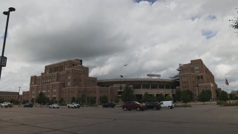 Estadio-De-Notre-Dame-En-South-Bend,-Indiana-Con-Timelapse-Estable-De-Video-De-Toma-Amplia