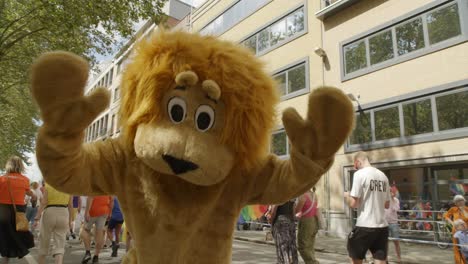 Somebody-wearing-a-bear-costume-dancing-and-then-throwing-kisses-to-the-camera