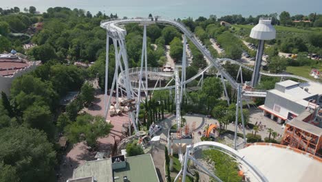 Toma-Aérea-De-La-Montaña-Rusa-En-El-Parque-De-Atracciones-Gardaland-Cerca-Del-Lago-De-Garda,-Italia