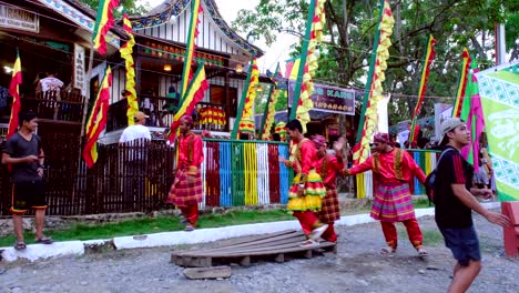 Un-Grupo-De-Filipinos-Locales-Vestidos-Con-Trajes-Rojos-Tribales-Y-Culturales-Bailaron-A-Lo-Largo-De-La-Calle