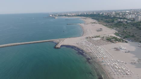 Luftaufnahme-Des-Strandes-Des-Resorts-An-Der-Schwarzmeerküste-In-Constanța,-Rumänien