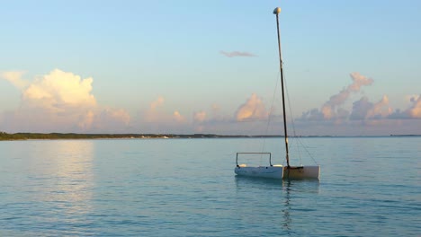 Dies-Ist-Ein-Statisches-Video-Eines-Segelboots-In-Der-Hoopers-Bay-In-Exuma-Auf-Den-Bahamas