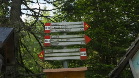 Signages-On-Hiking-Routes-At-Alpe-Ventina-In-Chiesa,-Valmalenco,-Sondrio-Italy