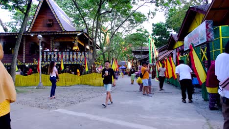 Casas-Culturales-En-La-Ciudad-De-Davao,-Filipinas,-Con-Gente-Caminando-En-La-Calle