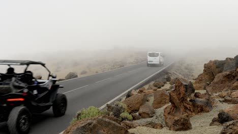 Furgoneta-Blanca-Y-Buggy-En-Carretera-Asfaltada-En-Un-Día-Brumoso,-Teide,-Tenerife