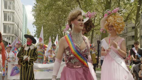 Dragqueens-Beim-Spaziergang-Während-Der-Antwerpener-Pride-Parade-2023