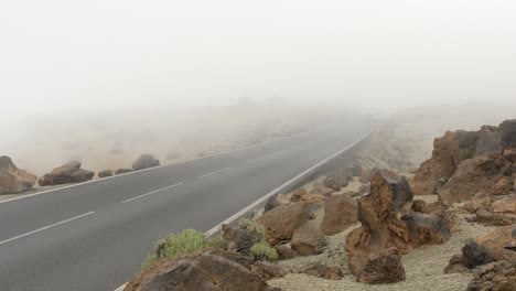 Carretera-Vacía-Con-Niebla,-Baja-Visibilidad-En-La-Carretera-Del-Desierto.