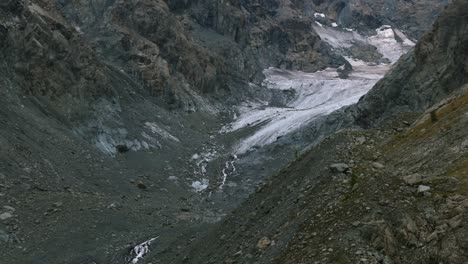 Paisaje-Montañoso-Escarpado,-Alpe-Ventina-De-Valmalenco-En-El-Norte-De-Italia---Toma-Aérea