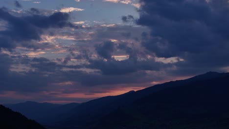 Dramatische-Skyline-Aus-Dunklen-Wolken-Und-Sonnenlicht,-Das-über-Kaprun,-Österreich,-Durchbricht