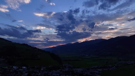 Sonnenuntergang-Aus-Dunklen-Wolken-Und-Verblassendem-Sonnenlicht-über-Bergsilhouetten