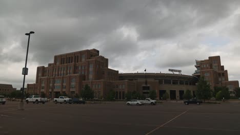 Estadio-De-Notre-Dame-En-South-Bend,-Indiana,-Con-Video-De-Timelapse-De-Toma-Amplia-En-Un-Día-Nublado