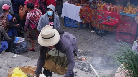 Blumenverkäuferin-Auf-Dem-Straßenmarkt-In-Guatemala-Sortiert-Große-Blumensträuße