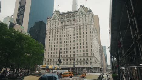 The-Plaza-hotel-static-view,-cloudy-day,-busy-street-life-below