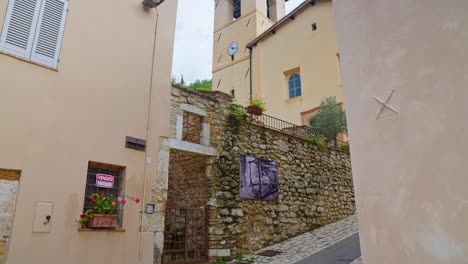 Iglesia-Del-Casco-Antiguo-Con-Reloj-Y-Campanario-En-Rasiglia,-Provincia-De-Perugia,-Italia