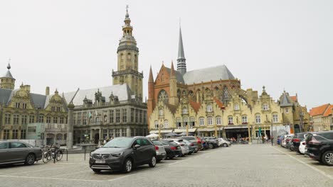 Blick-Auf-Den-Hauptmarktplatz-Mit-Glockenturm-Und-Kirche-In-Veurne,-Belgien
