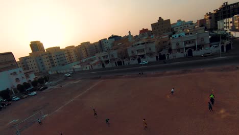 Dolly-Shot-Captura-A-Los-Jugadores-Disfrutando-De-Un-Juego-En-La-Ciudad-De-Jeddah.