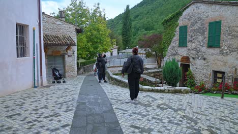 Tourists-At-The-Little-Stone-Village-Of-Rasiglia-In-Umbria,-Italy
