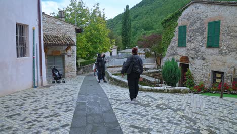 Turistas-En-El-Pequeño-Pueblo-De-Piedra-De-Rasiglia-En-Umbría,-Italia