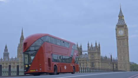 Red-double-decker-buses-crossing-Westminster-Bridge-with-Houses-of-Parliament-and-Big-Ben-in-background,-London-in-UK