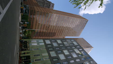 Vista-Vertical-De-Edificios-De-Oficinas-En-El-área-Empresarial-Zuidas-En-Ámsterdam,-Países-Bajos.