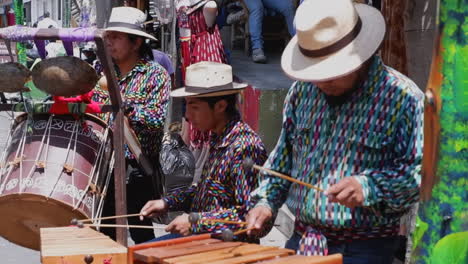 Músicos-Callejeros-De-Guatemala-Entretienen-A-La-Gente-En-La-Vibrante-Calle-Antigua